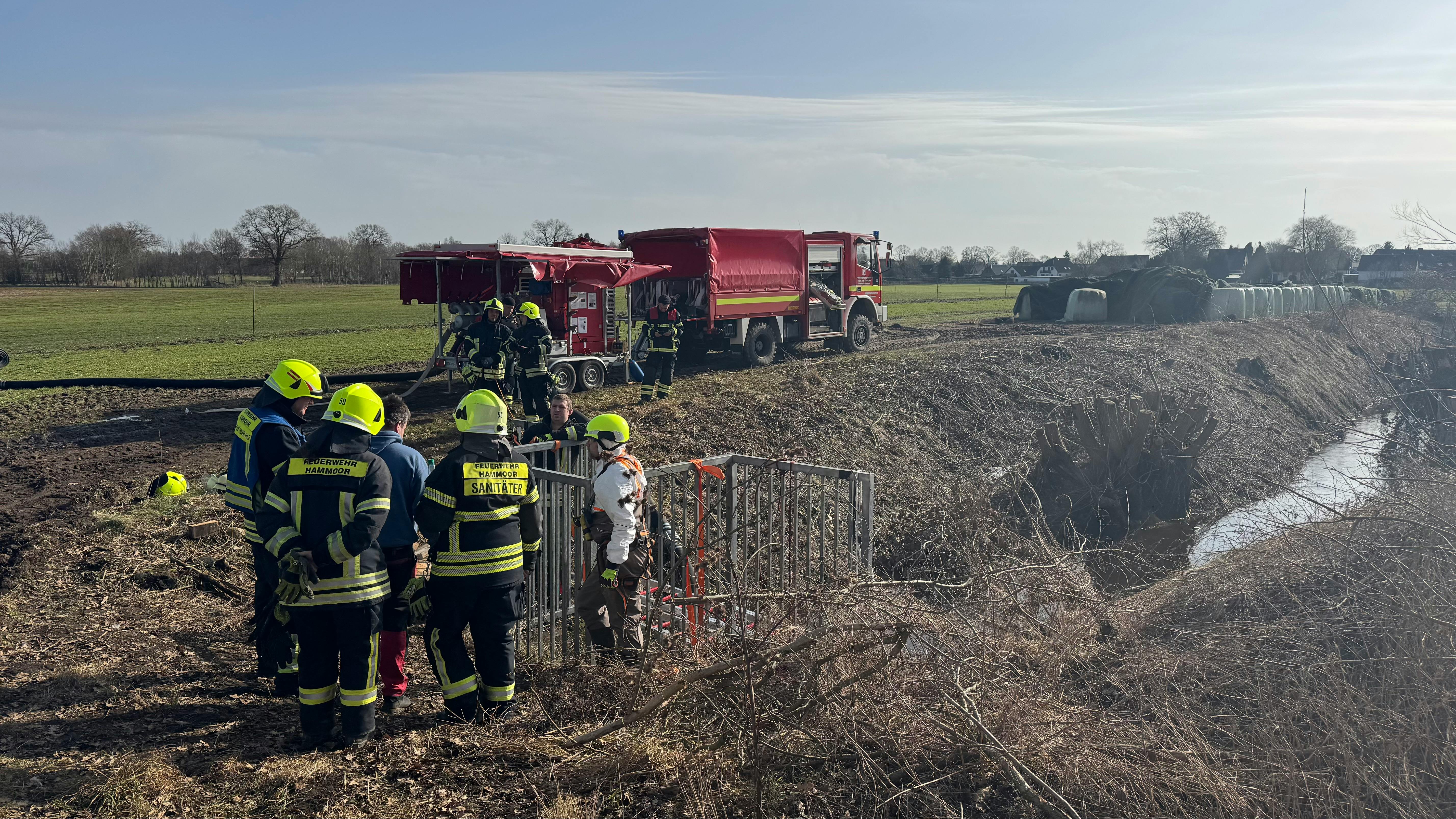 Einsatzkräfte pumpen das im Bachlauf ab