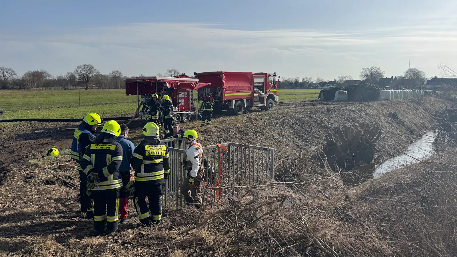 Einsatzkräfte pumpen das im Bachlauf ab