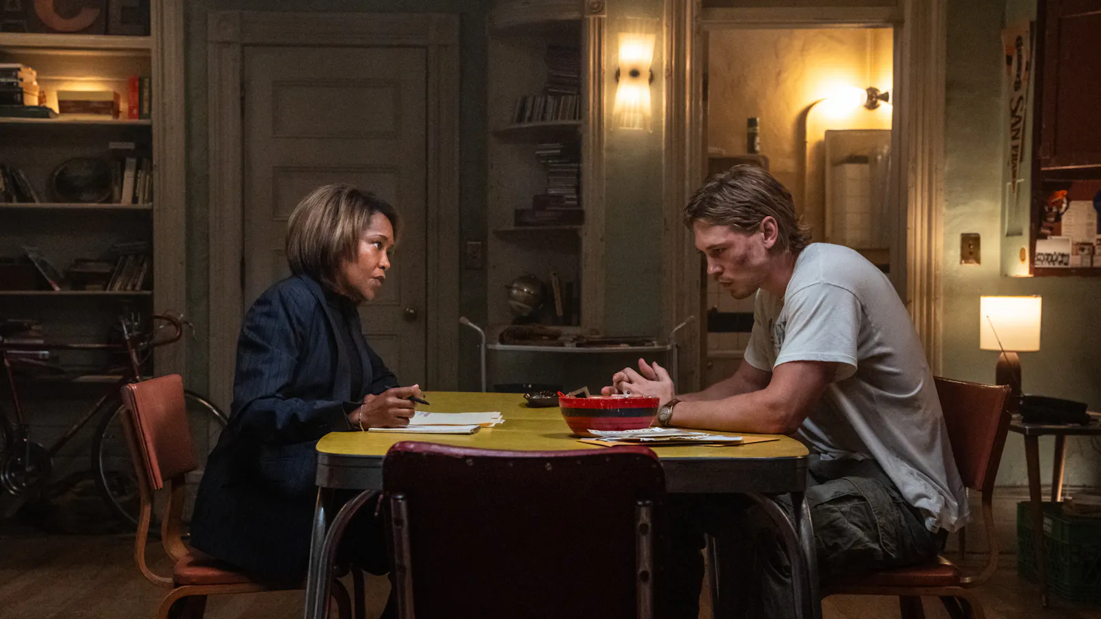 Roman (Regina King) setzt sich mit Hank (Austin Butler) zusammen, um einige Antworten in Sony Pictures' CAUGHT STEALING zu erhalten // Foto von: Niko Tavernise © 2024 CTMG, Inc. All Rights Reserved.