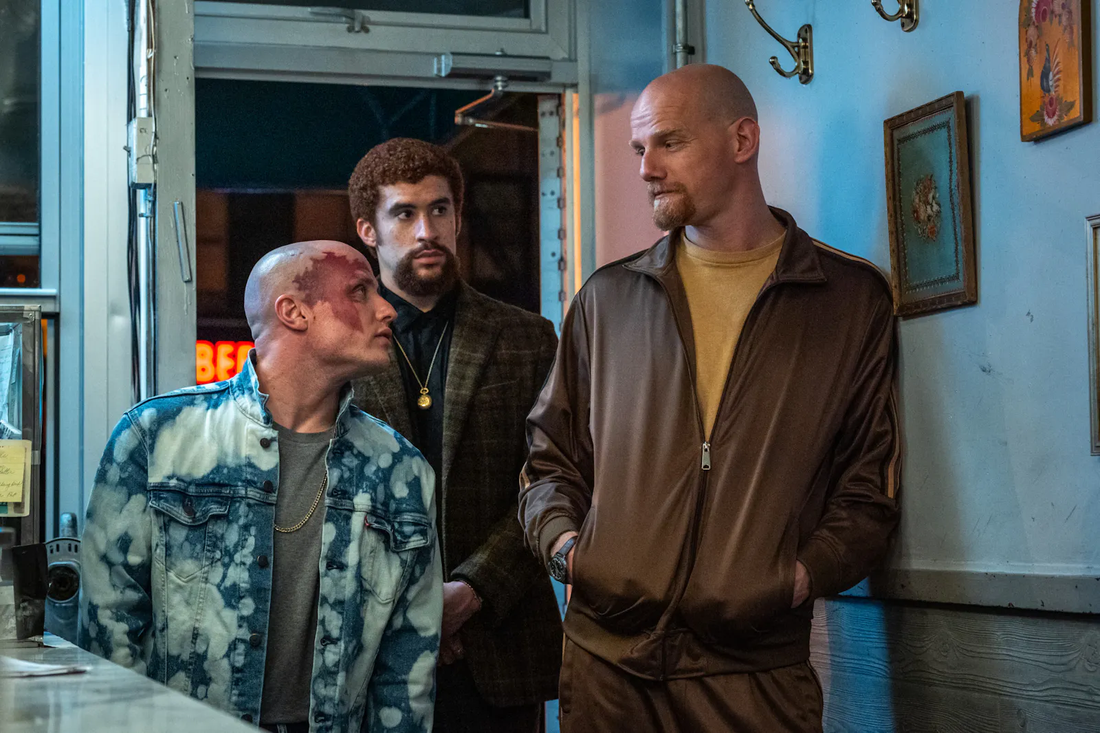 Pavel (Nikita Kukushkin), Colorado (Bad Bunny) und Aleksei (Yuri Kolokolnikov) besuchen Hank in Sony Pictures' CAUGHT STEALING. Foto von: Niko Tavernise © 2024 CTMG, Inc. All Rights Reserved.