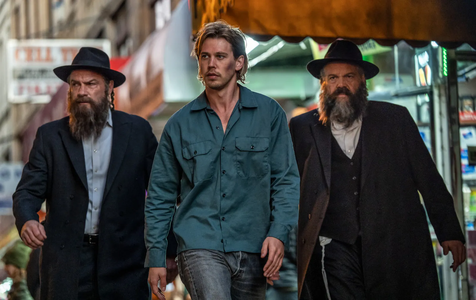 Hank (Austin Butler, Mitte) arbeitet mit Lipa (Liev Schreiber, links) und Shmully (Vincent D'Onofrio, rechts) zusammen, um das versteckte Geld zu finden in Sony Pictures' CAUGHT STEALING // Foto von Niko Tavernise © 2024 CTMG, Inc. All Rights Reserved.