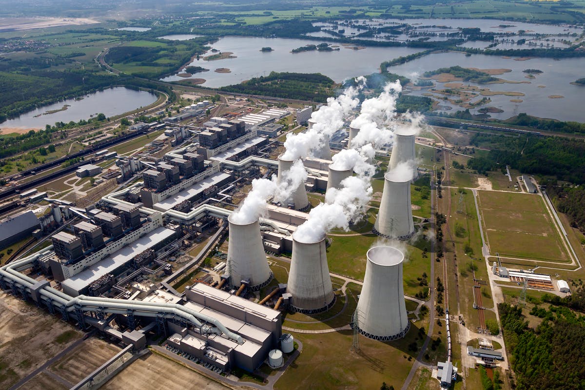 50 JAHRE GIGAFABRIK | Das Kraftwerk Jänschwalde feiert den 50. Geburtstag seiner Grundsteinlegung. Der Koloss vor den Toren von Cottbus ist das viertgrößte Kraftwerk Deutschlands. Die beiden 500-Megawatt-Blöcke E und F wurden im März 2024 abgeschaltet - gemäß Kohleausstiegsbeschluss. Ende 2025 folgte Block A. Mit 52 Jahren - im Jahr 2028 - soll das Kraftwerk vollständig stillgelegt werden. Foto: Leag