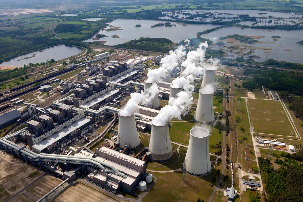 50 JAHRE GIGAFABRIK | Das Kraftwerk Jänschwalde feiert den 50. Geburtstag seiner Grundsteinlegung. Der Koloss vor den Toren von Cottbus ist das viertgrößte Kraftwerk Deutschlands. Die beiden 500-Megawatt-Blöcke E und F wurden im März 2024 abgeschaltet - gemäß Kohleausstiegsbeschluss. Ende 2025 folgte Block A. Mit 52 Jahren - im Jahr 2028 - soll das Kraftwerk vollständig stillgelegt werden. Foto: Leag