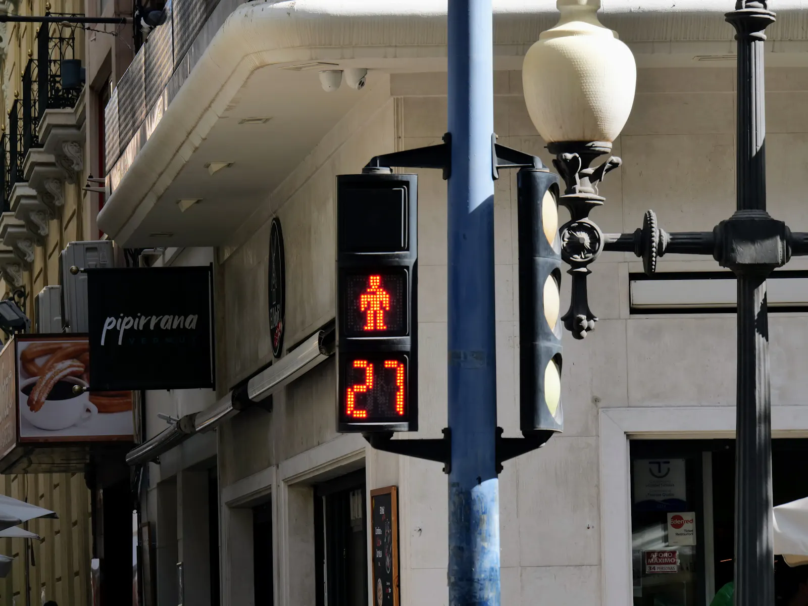 Zumindest in den größeren Städten Spaniens zeigen Ampeln an den Hauptwegen an, wie lange Fußgänger*innen noch auf Grün warten müssen. Nach meinen bisherigen Beobachtungen nie länger als 60 Sekunden. Foto: Jürgen Brand