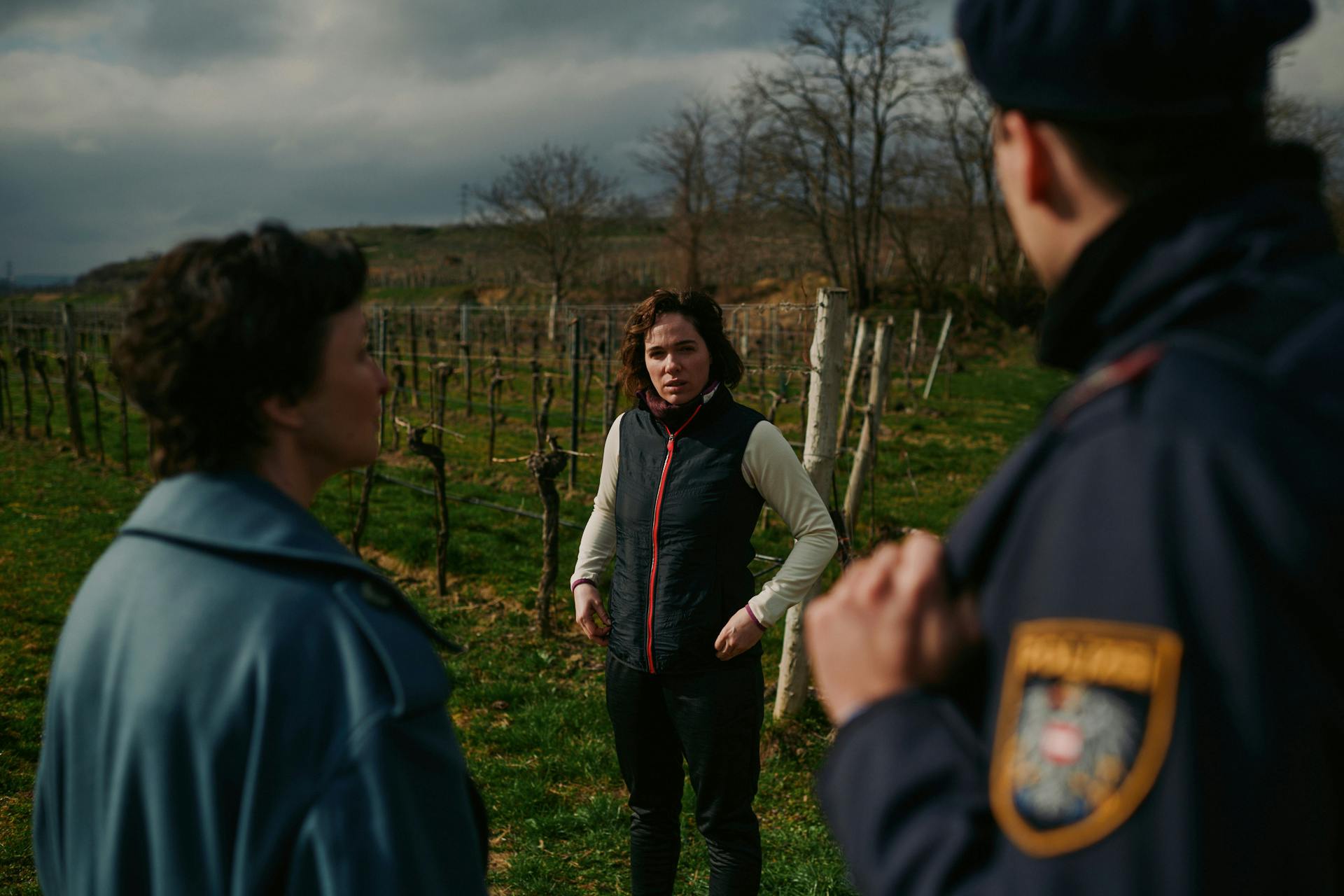 Marion Geyer (Regina Fritsch, l.) und Patrick Brandl (Thomas Prenn, r.) stellen Sandra Wolf (Verena Altenberger, M.) Fragen zu ihrem ermordeten Mann // © ZDF/FELIX VRATNY