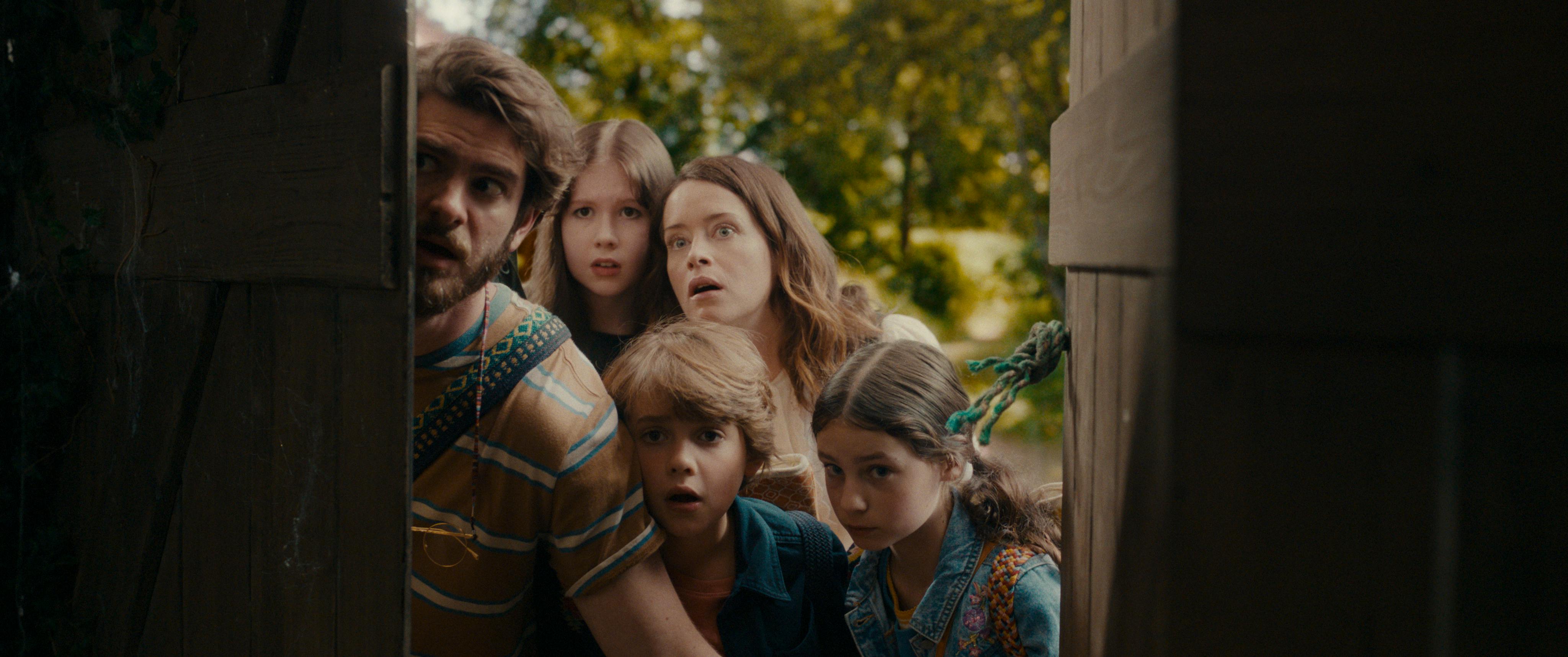 Die Familie Thompson ist überrascht, als sie zum ersten Mal ihr neues Zuhause sieht: Eine alte Scheune // © Leonine Studios