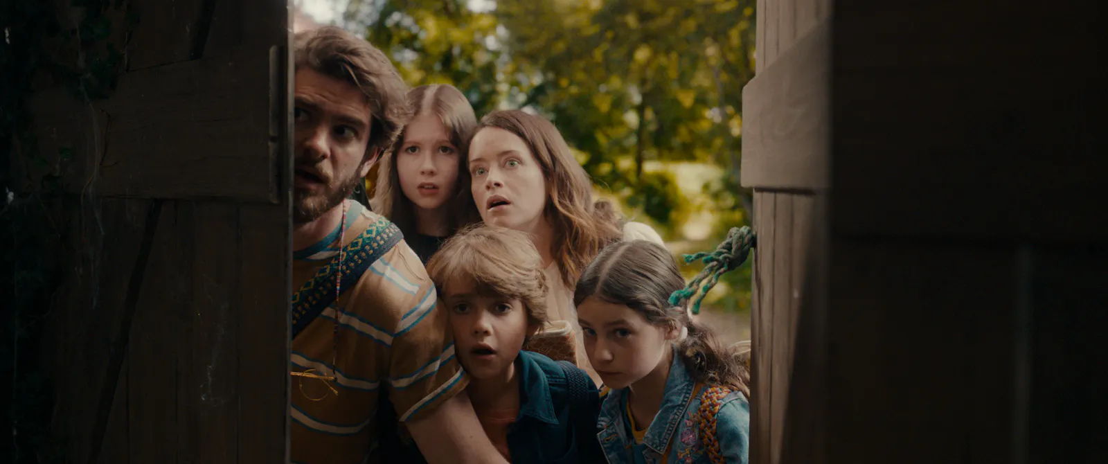 Die Familie Thompson ist überrascht, als sie zum ersten Mal ihr neues Zuhause sieht: Eine alte Scheune // © Leonine Studios