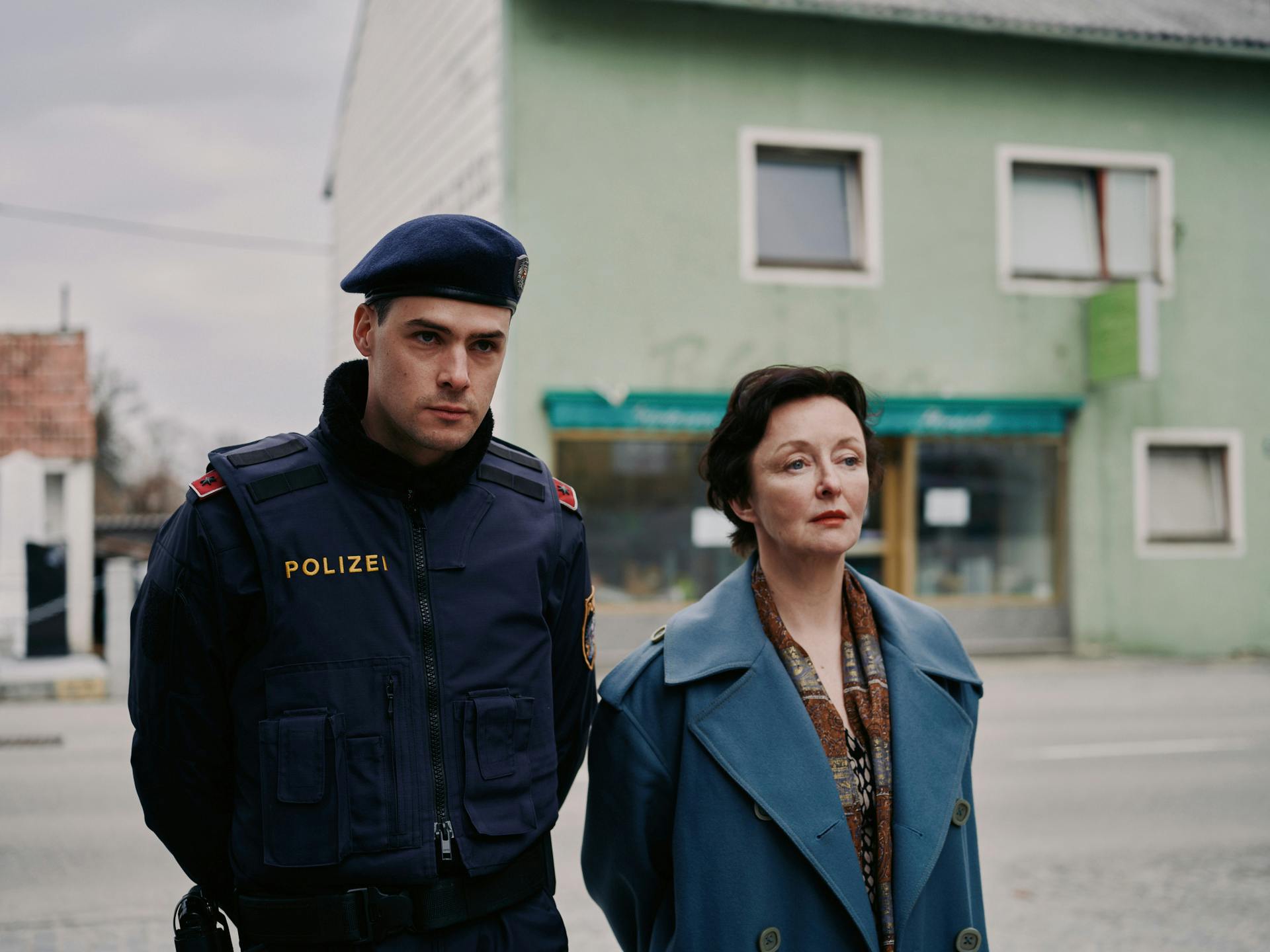 Patrick Brandl (Thomas Prenn) und Marion Geyer (Regina Fritsch) schauen genau auf die Situation // © ZDF/VRATNY