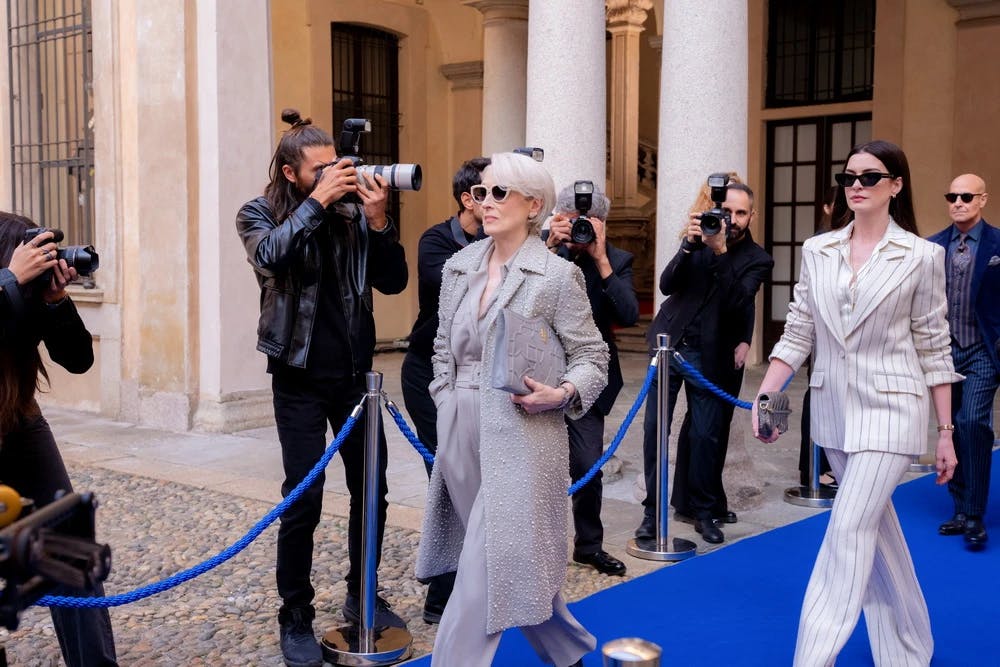 Nicht wirklich auf dem Blauen Teppich geblieben: Meryl Streep, Anne Hathaway und Stanley Tucci in Der Teufel trägt Prada 2 // © 20th Century Studios/Walt Disney