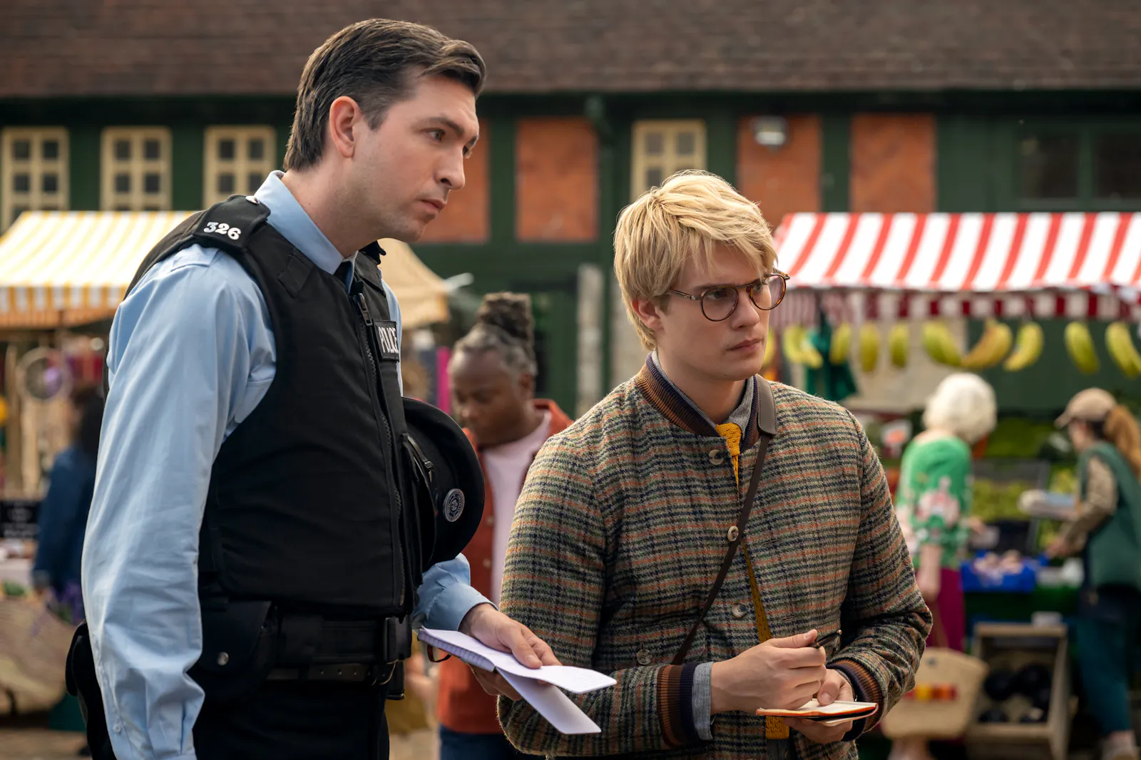 Nicholas Braun als Officer Tim Derry und Nicholas Galitzine als Elliot Matthews in GLENNKILL: EIN SCHAFSKRIMI // Alex Bailey © 2026 Amazon Content Services LLC. Alle Rechte vorbehalten.