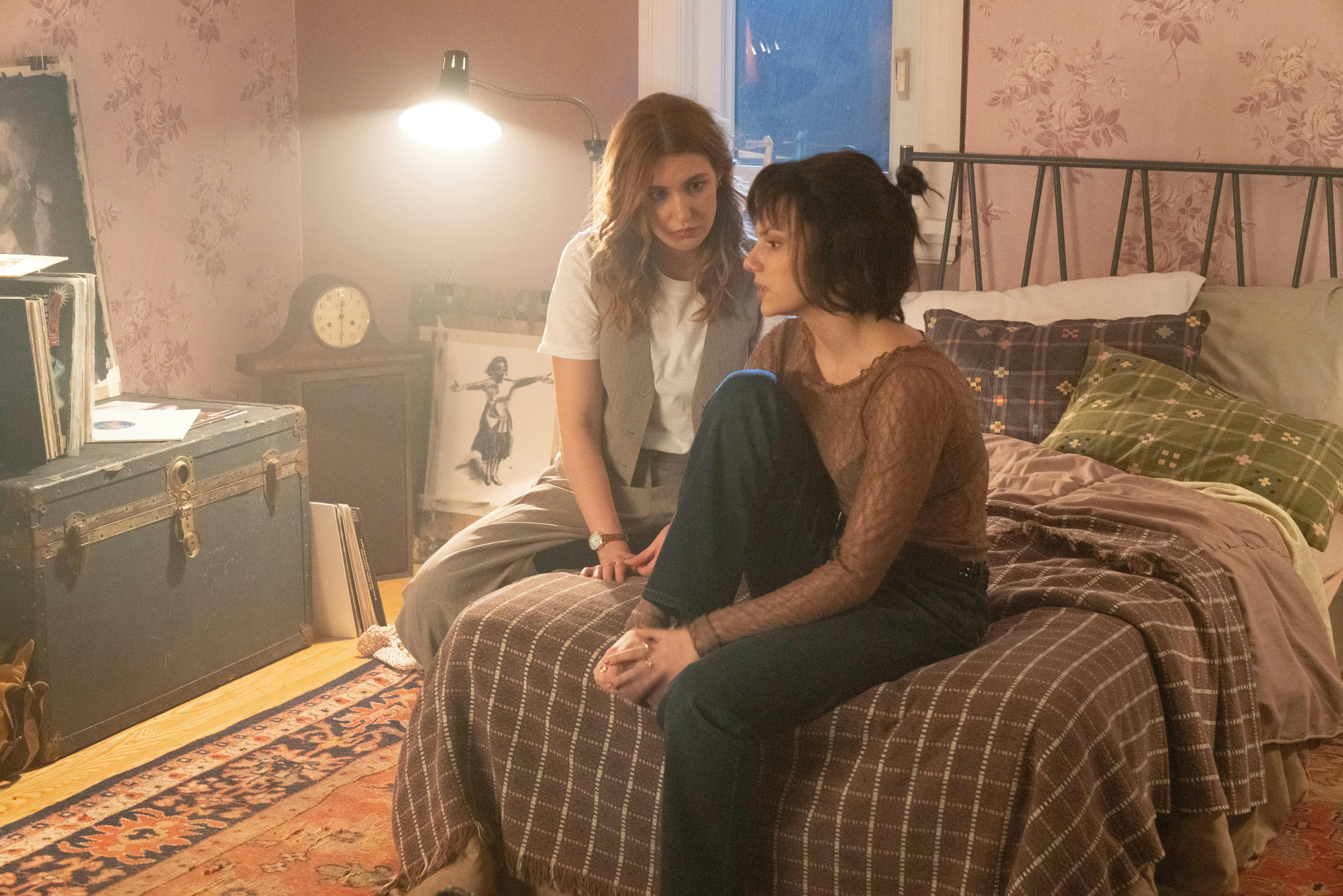 Ellie Gains (Sophe Nelisse) und Chrys Willet (Dafne Keen) versuchen dem Geheimnis der Pfeife auf die Spur zu kommen // © Leonine Studios