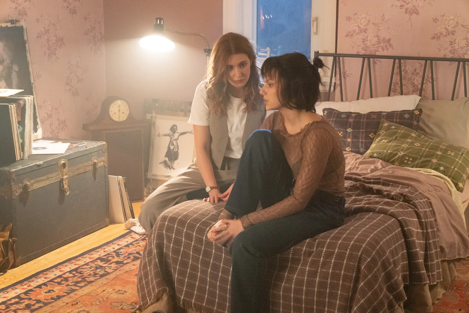 Ellie Gains (Sophe Nelisse) und Chrys Willet (Dafne Keen) versuchen dem Geheimnis der Pfeife auf die Spur zu kommen // © Leonine Studios
