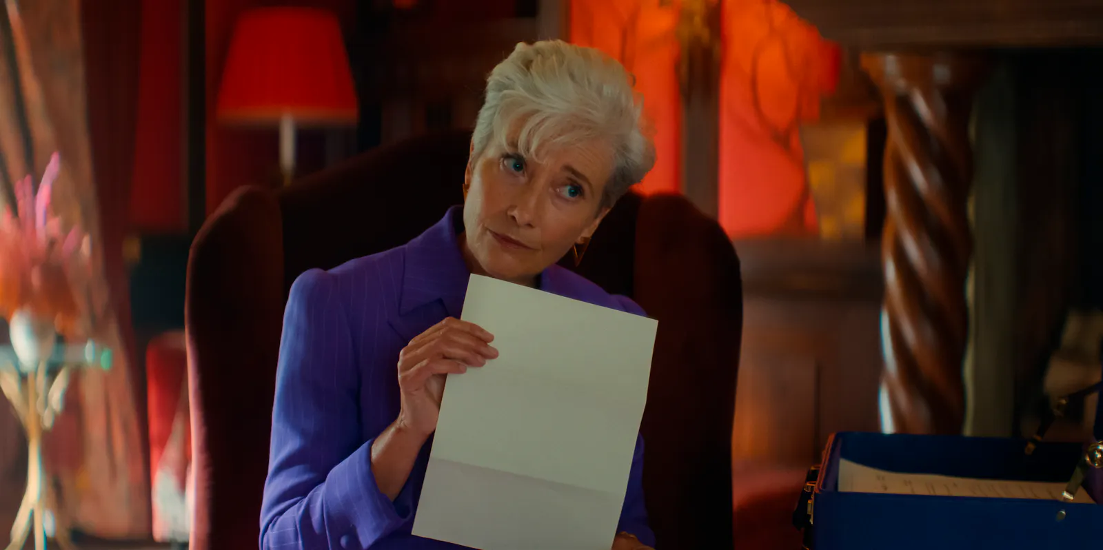 Emma Thompson spielt die Rolle der Lydia Harbottle in GLENNKILL: EIN SCHAFSKRIMI // Alex Bailey © 2026 Amazon Content Services LLC. Alle Rechte vorbehalten.
