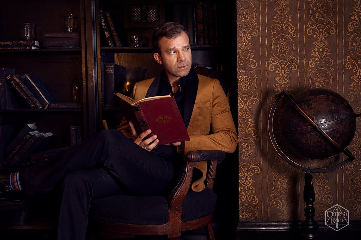 Pressefoto von Liam O'Brien in einem Bibliothekssetting