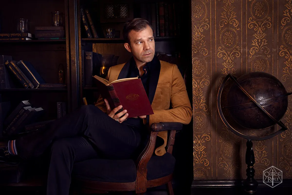 Pressefoto von Liam O'Brien in einem Bibliothekssetting