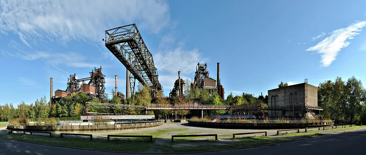 Panorama-Ansicht des Landschaftspark Nord Duisburg- Meiderich, einem alten Stahlwerk, dessen verlassene Bauten vor blauen Himmel zu sehen sind.