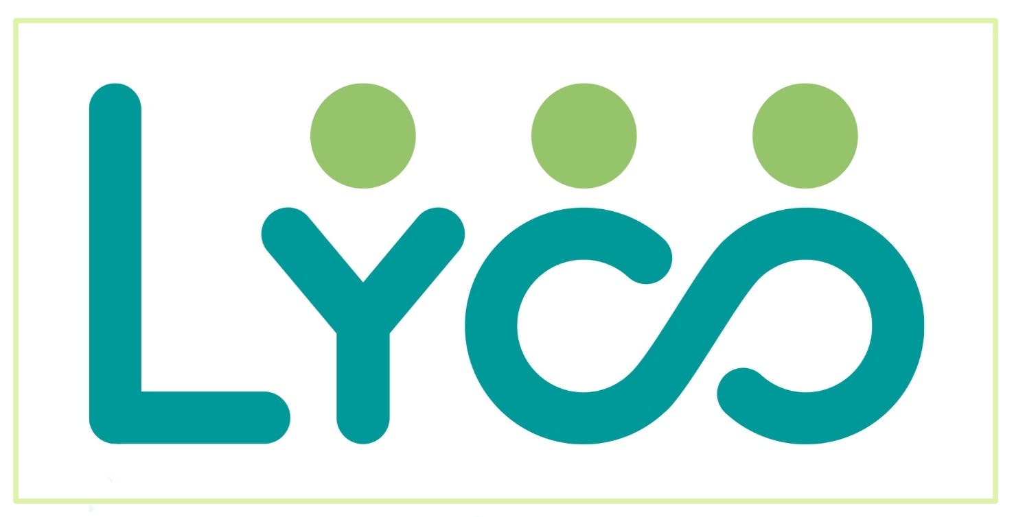 Logo von Sina Lys: Der Schriftzug „Lys" in Türkis mit runden, organischen Buchstaben. Das „S" liegt auf der Seite und bildet so eine Unendlichkeitsschleife. Über dem „Y" und dem liegenden „S" schweben je ein bzw. zwei hellgrüne Kreise, die stilisiert Köpfe von Personen darstellen. Der gesamte Schriftzug ist von einem zarten hellgrünen Rahmen umgeben.