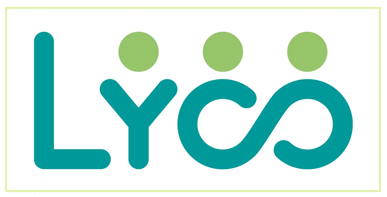 Logo von Sina Lys: Der Schriftzug „Lys" in Türkis mit runden, organischen Buchstaben. Das „S" liegt auf der Seite und bildet so eine Unendlichkeitsschleife. Über dem „Y" und dem liegenden „S" schweben je ein bzw. zwei hellgrüne Kreise, die stilisiert Köpfe von Personen darstellen. Der gesamte Schriftzug ist von einem zarten hellgrünen Rahmen umgeben.