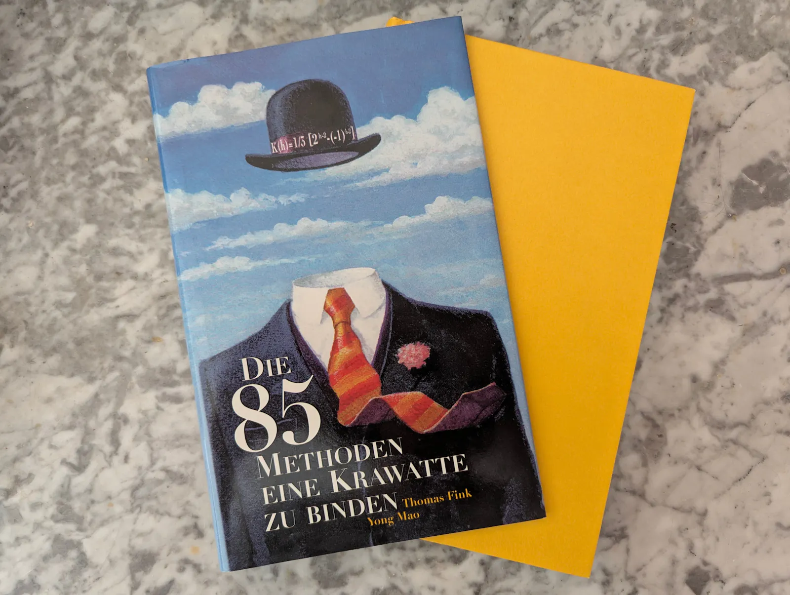 gelbes Buch mit Schutzumschlag