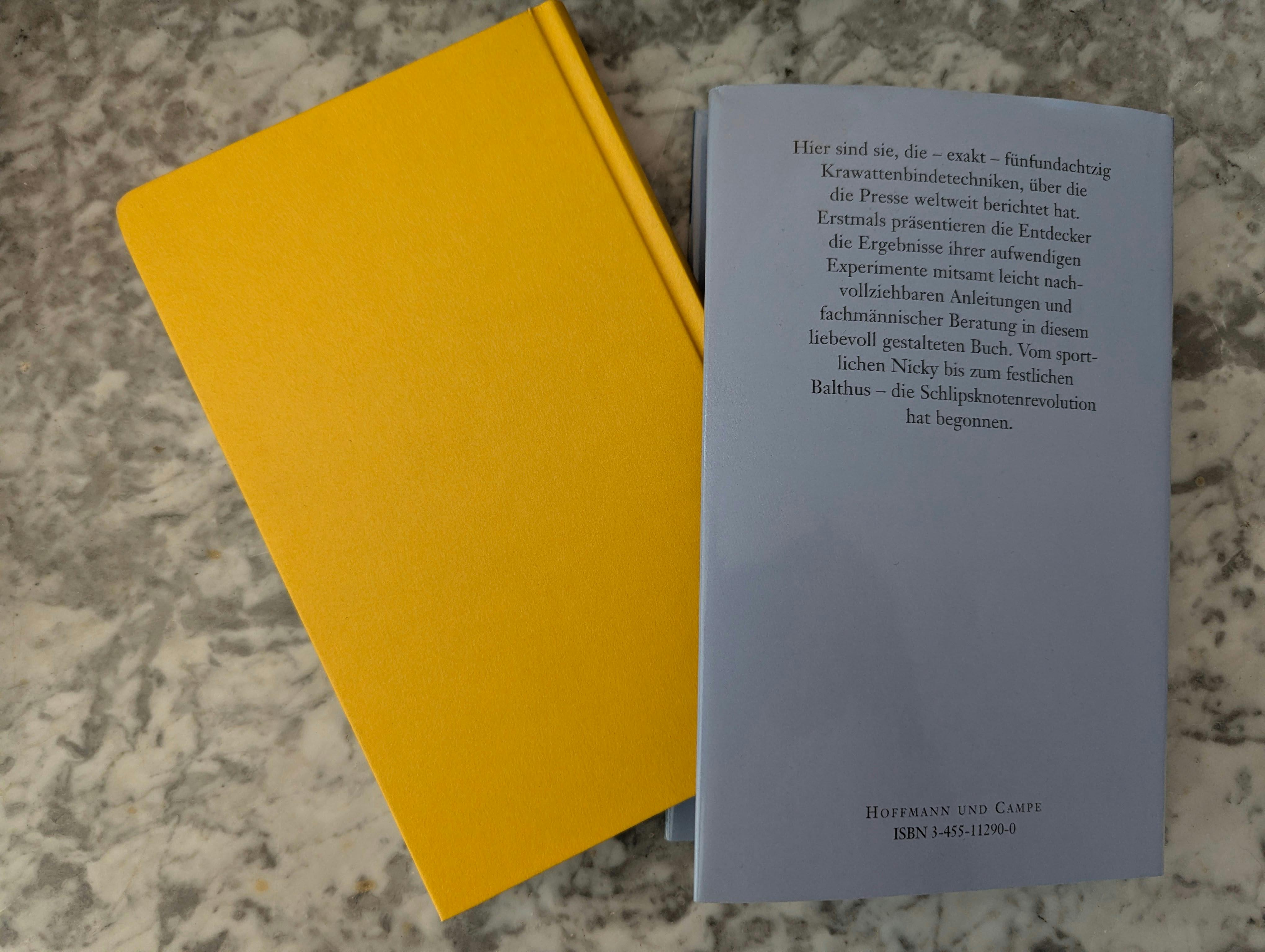Buch mit Schutzumschlag
