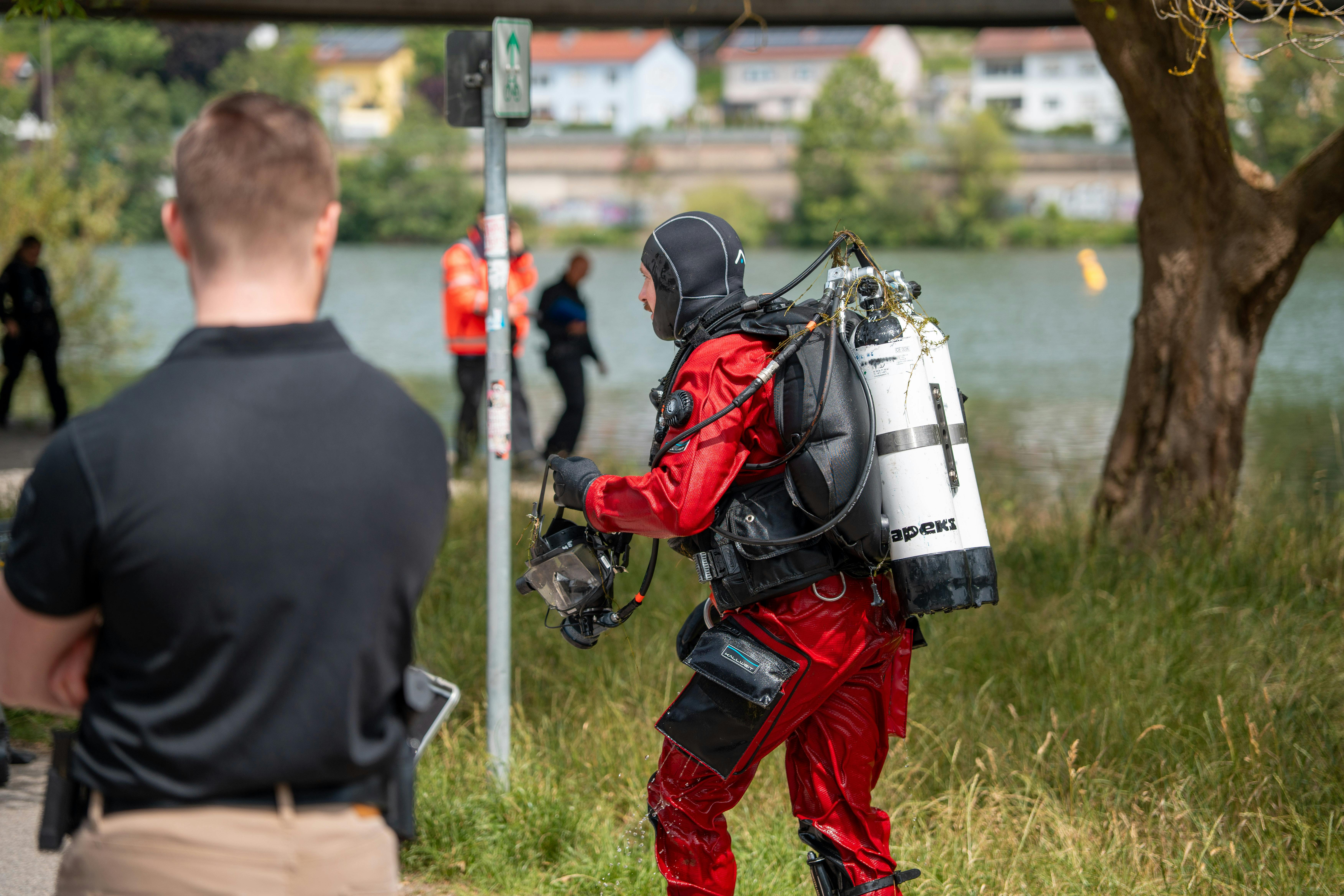 Taucher sind am Dienstag im Einsatz um nach möglichen Beweismitteln zu suchen.