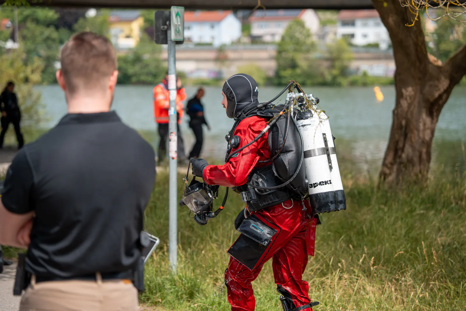 Taucher sind am Dienstag im Einsatz um nach möglichen Beweismitteln zu suchen.