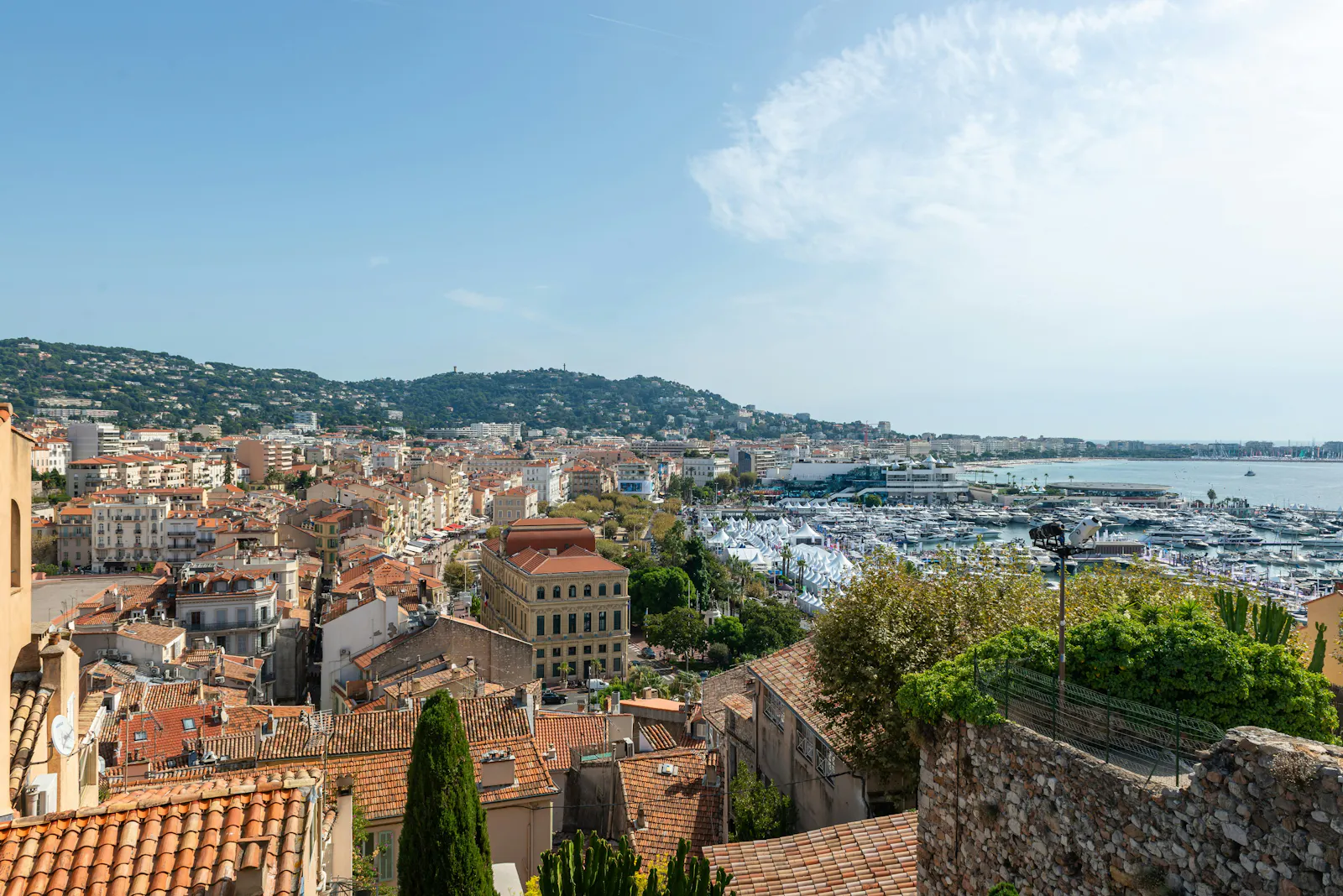 Die Stadt Cannes mit Blick auf Häuser und den Hafen