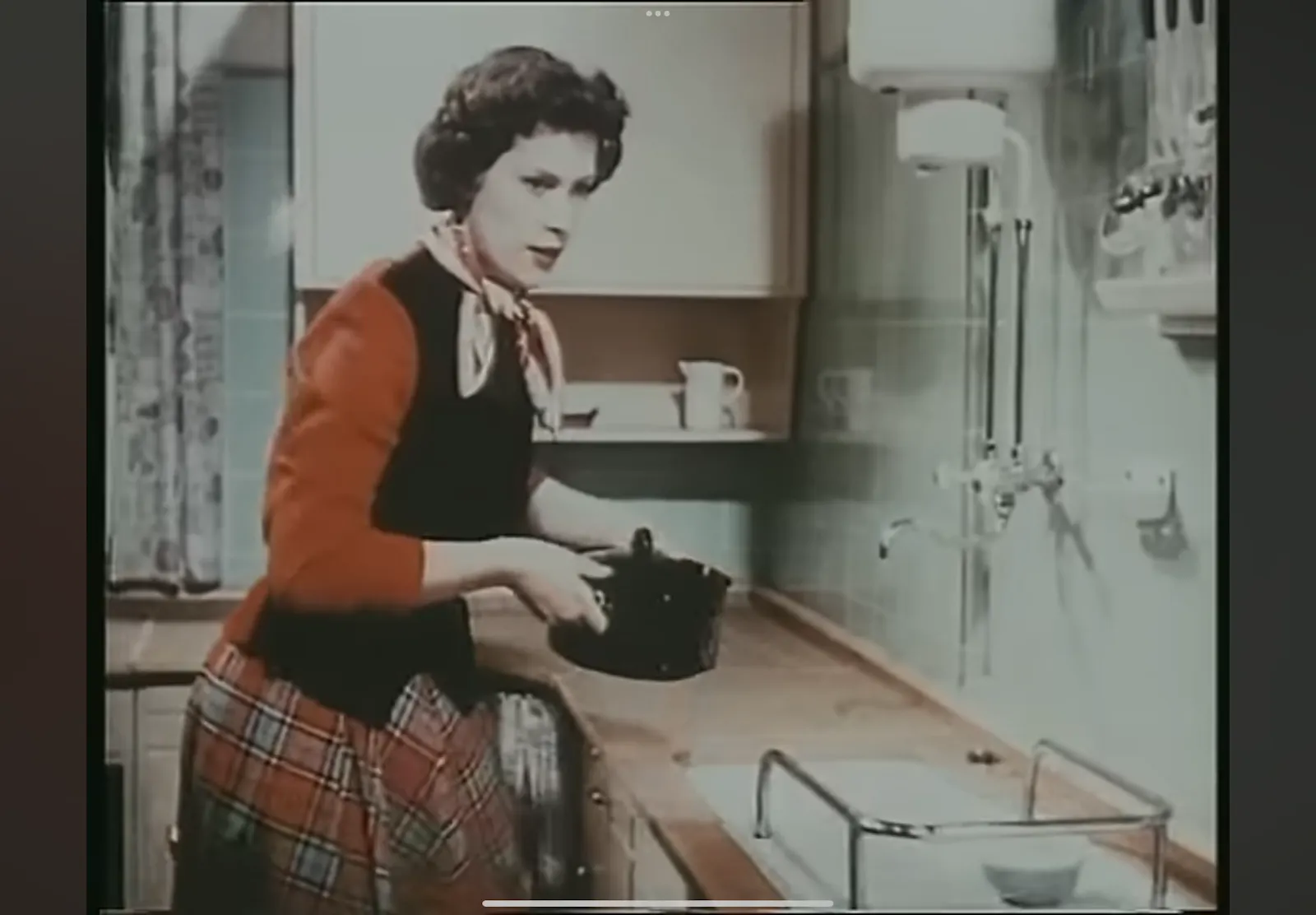 Screenshot aus dem "Eine Frau hat zwei Lebensfragen"-Spot von 1954: Frau Renate kocht für Peter, weil Männer nach der Hochzeit so viel Hunger haben, und…bla…