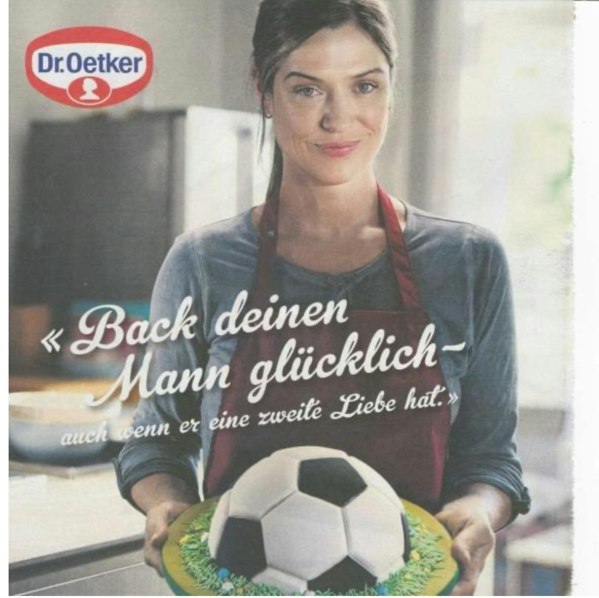 Plakta von Dr.Oetker, Frau mit Kuchen in Fußball-Form, darüber der Text "Back deinen Mann glücklich - auch wenn er eine zweite Liebe hat."