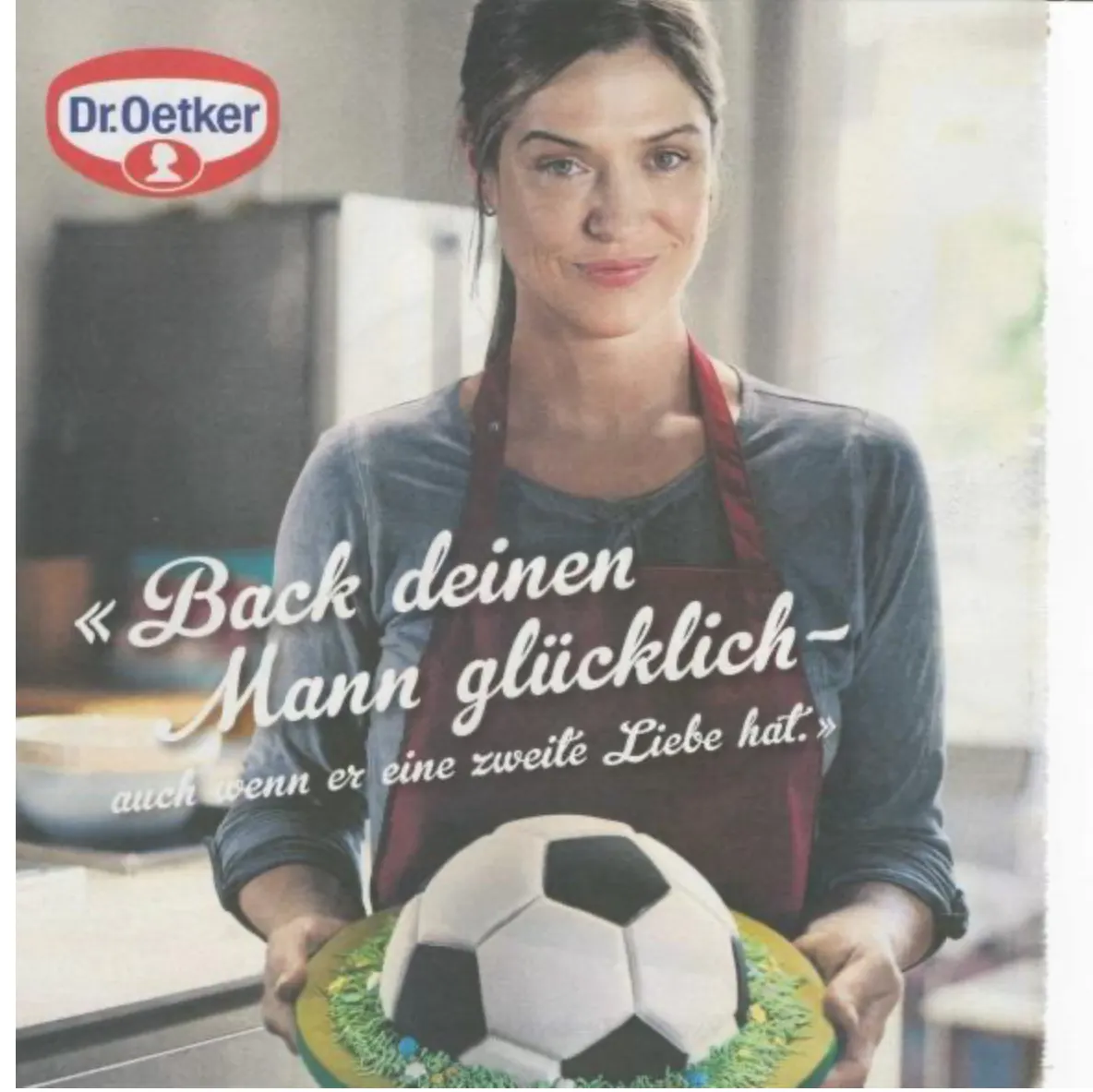 Plakta von Dr.Oetker, Frau mit Kuchen in Fußball-Form, darüber der Text "Back deinen Mann glücklich - auch wenn er eine zweite Liebe hat."