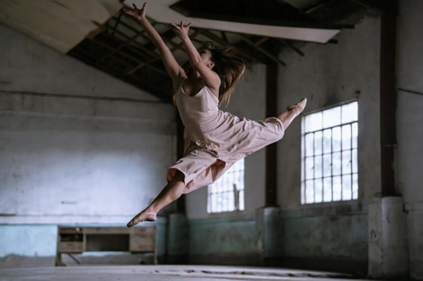 Tänzerin tanzt in einem Fabrikgebäude