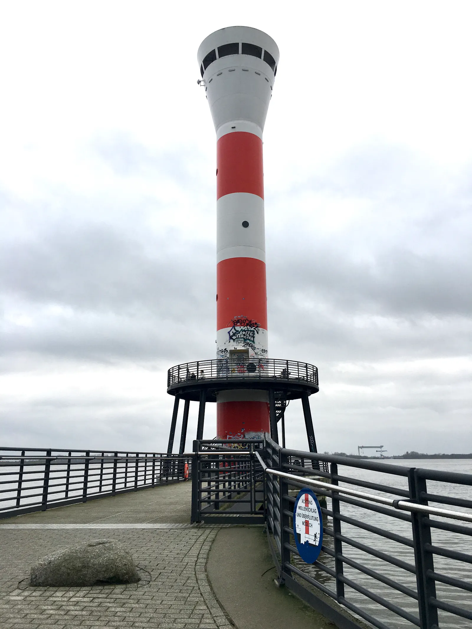 Leuchtturm und Wolken
