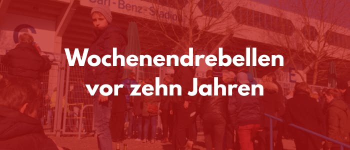 Ein Kind, dass bestreiten würd, dass er ein Kind ist steht 2016 im Alter von 10 Jahren an einem kalten Tag vor dem Carl-Benz-Stadion in Mannheim neben einer Warteschlange am Stadioneingang. Es trägt eine dicke Jacke und Jeans und schaut in Richtung der Menschenmenge, die sich vor den Stadiontoren sammelt. Um das Kind herum stehen viele weitere Zuschauerinnen und Zuschauer dicht beisammen, ebenfalls in Winterkleidung, einige mit Mützen und Kapuzen. Hinter der Gruppe ist die Fassade des Stadions mit dem gut lesbaren Schriftzug ‚Carl-Benz-Stadion‘ über den Eingängen zu sehen, dazu Stahlzäune, Drehkreuze und vereinzelte Bäume ohne Blätter. Die Szene wirkt wie der Moment kurz vor dem Einlass zu einem Fußballspiel, mit konzentrierter, erwartungsvoller Stimmung vor dem Stadion.