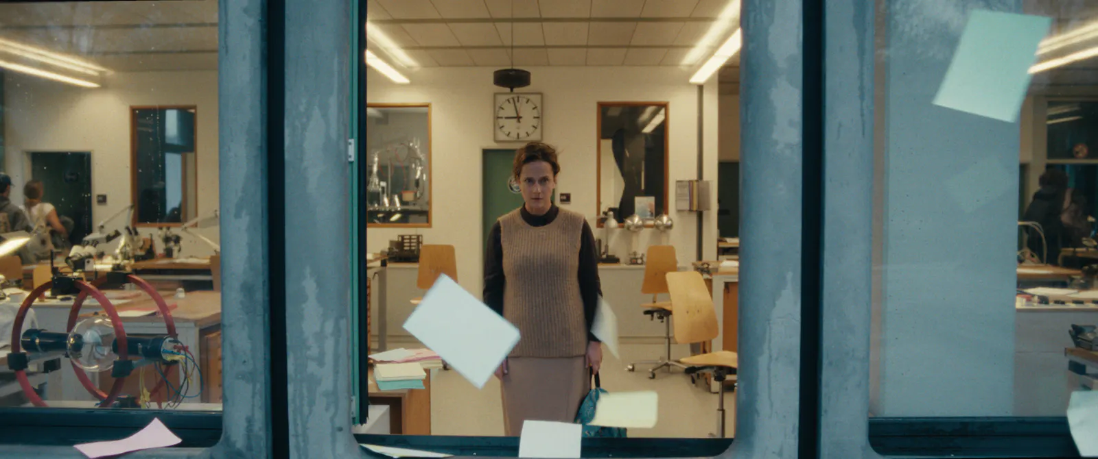 Guck mal was da fliegt! Lehrerin Hanne (Claudia Michelsen) schaut in BLINDGÄNGER aus dem Fenster auf fliegende Blätter