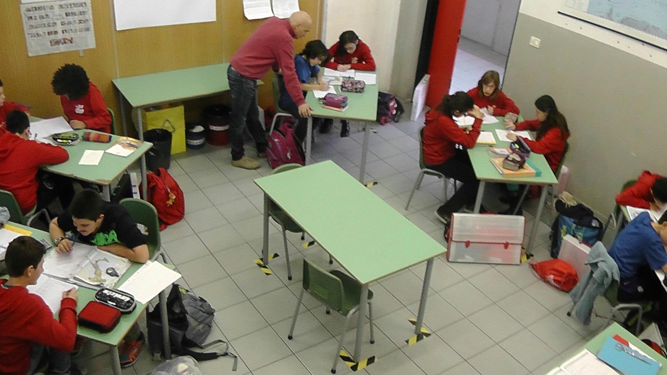 Aula organizzata a isole con i ragazzi divisi a tre per isola, in modo da avere una struttura adatta al cooperative learning