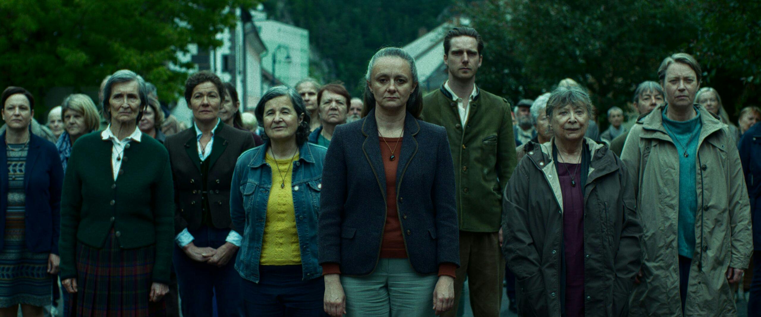 Die Dorfgemeinschaft in WELCOME HOME BABY // © Lotus Filmproduktion /Senator Film Produktion