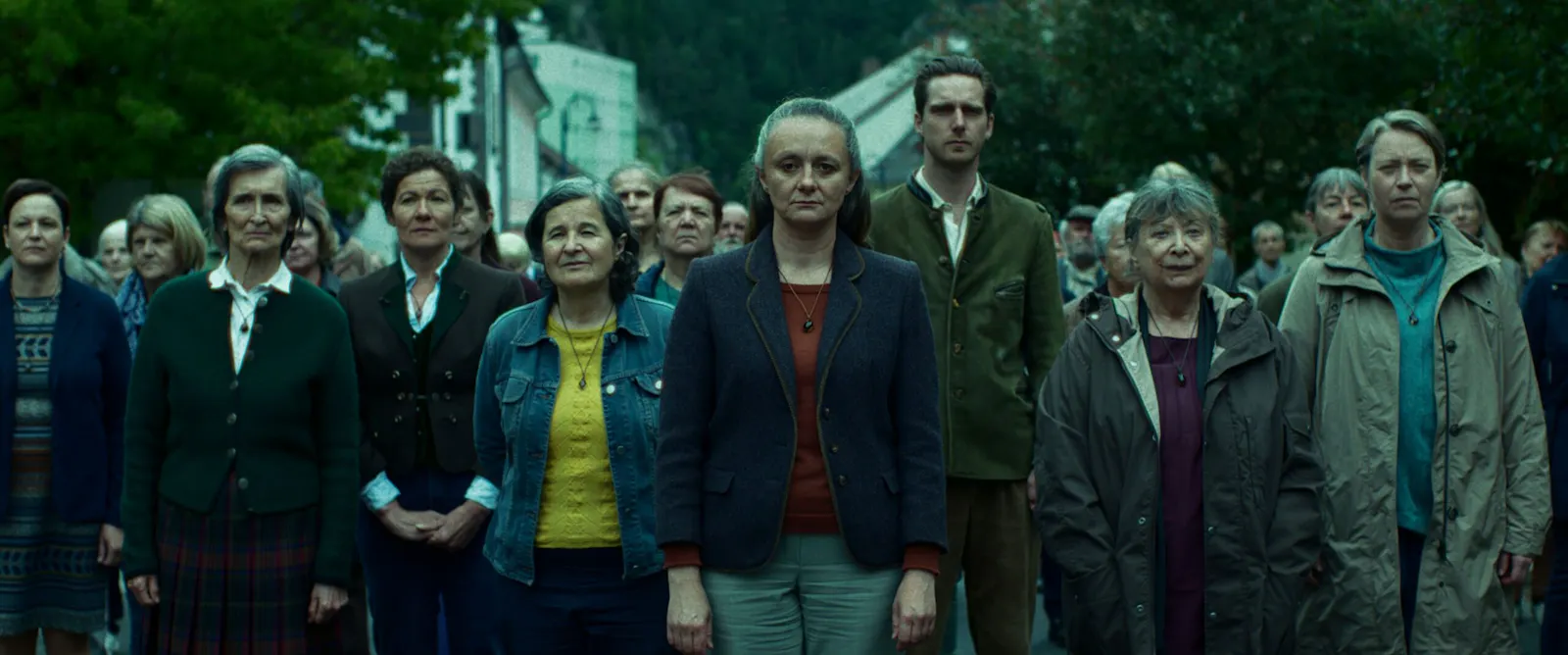 Die Dorfgemeinschaft in WELCOME HOME BABY // © Lotus Filmproduktion /Senator Film Produktion