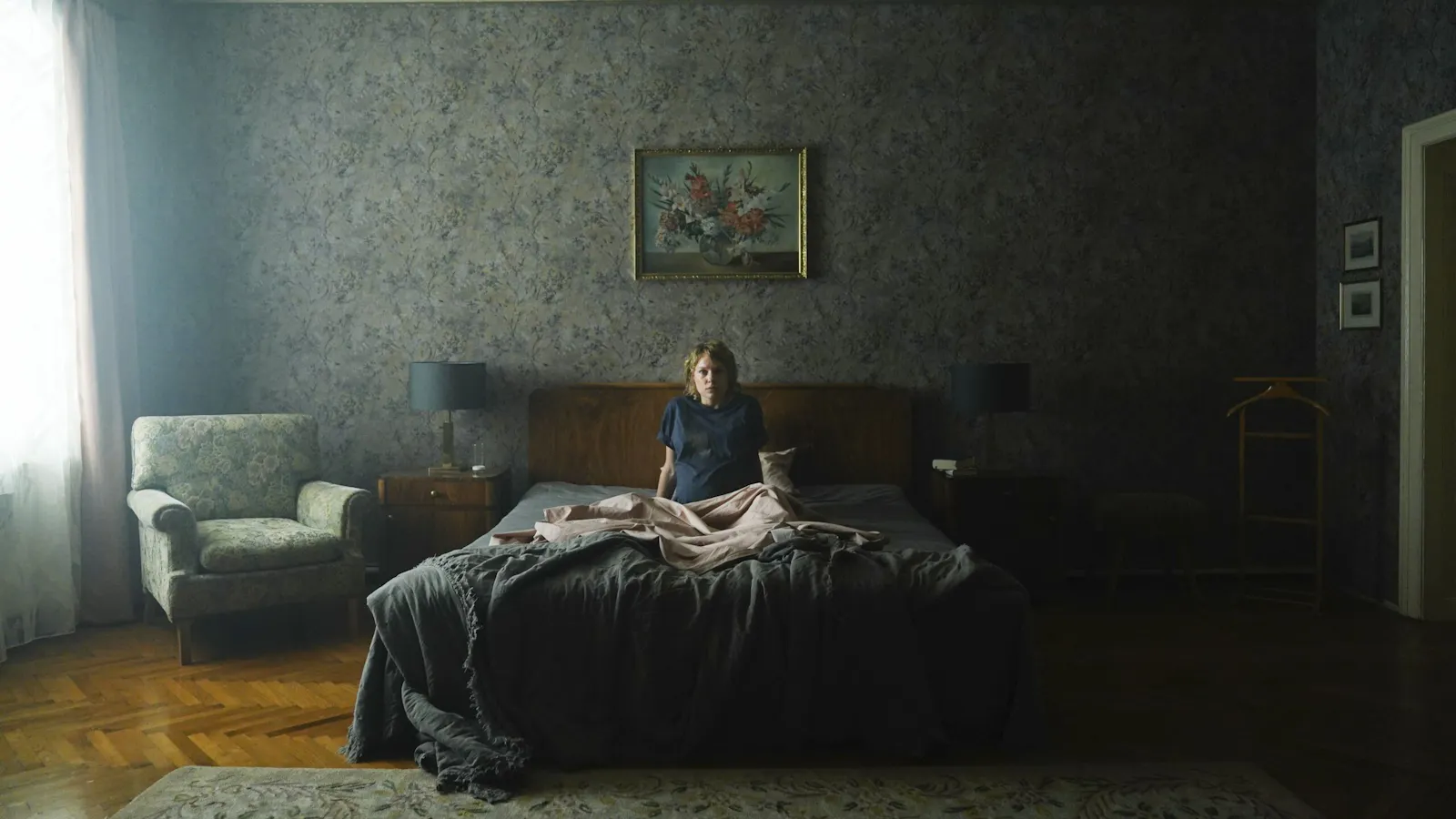Judith (Julia Franz Richter) sitzt schwanger und aufrecht im Bett im geerbten Haus // © Lotus Filmproduktion / Senator Film Produktion/Petro Domenigg