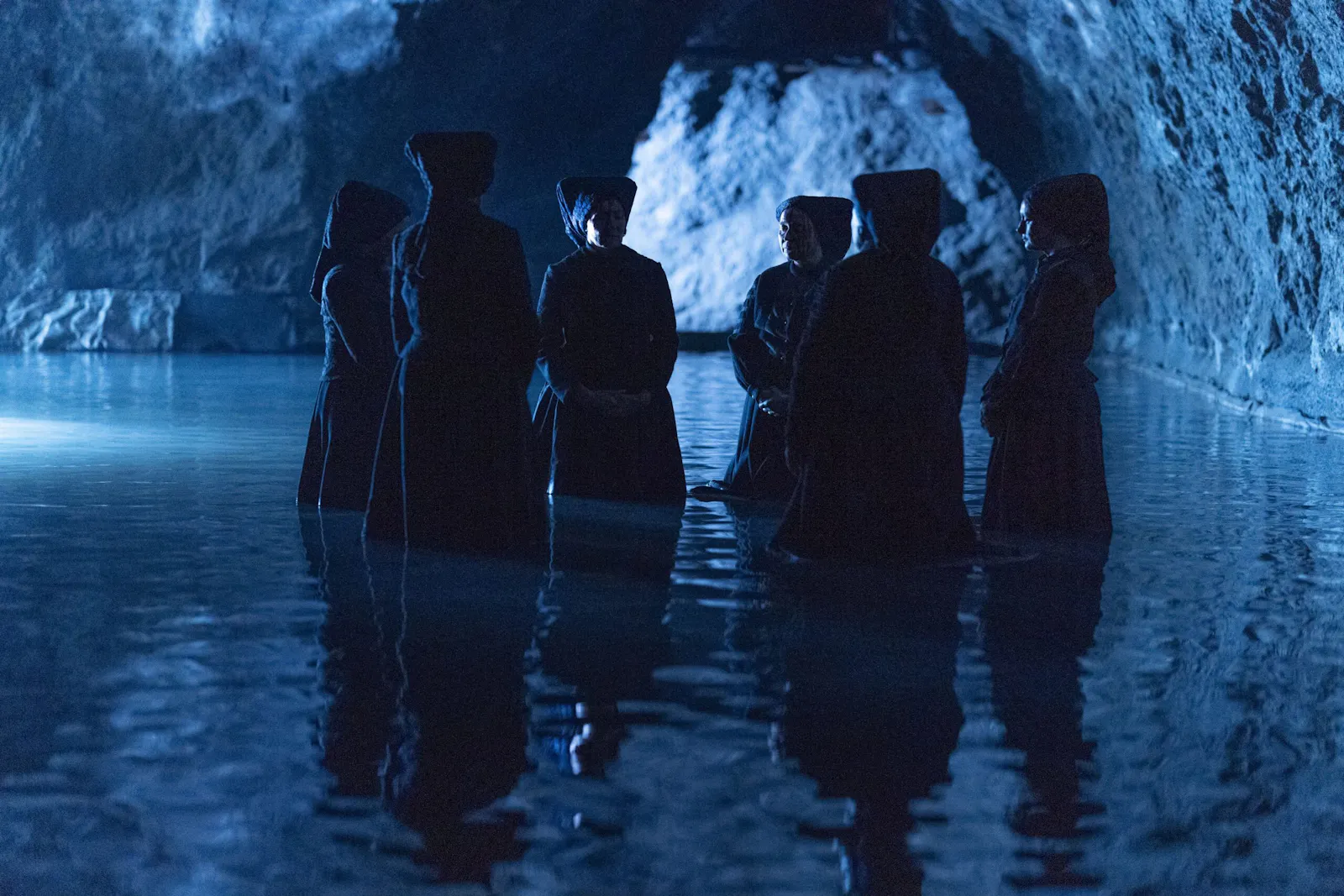 Die Frauen des Dorfes stehen im Wasser der Grotte // © Lotus Filmproduktion / Senator Film Produktion/Petro Domenigg