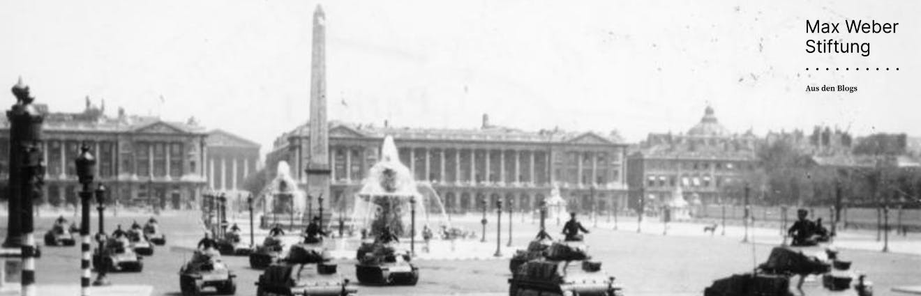 Panzerparade der Wehrmacht auf der Pariser Place de la Concorde. Panzer fahren vor dem Obelisk.