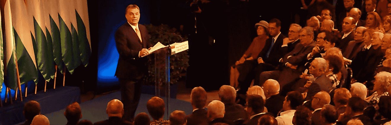 Viktor Orbán spricht zu Publikum in einem Saal