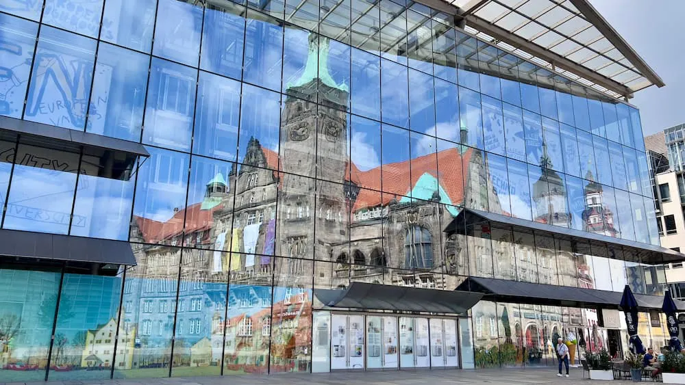 Spiegelung der Altstadt von Chemnitz in einer modernen Fassade