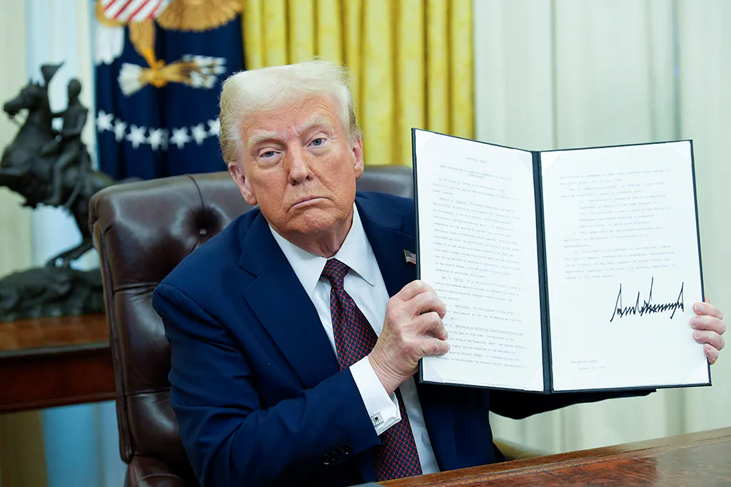 Trump unterzeichnet die Dekrete.
