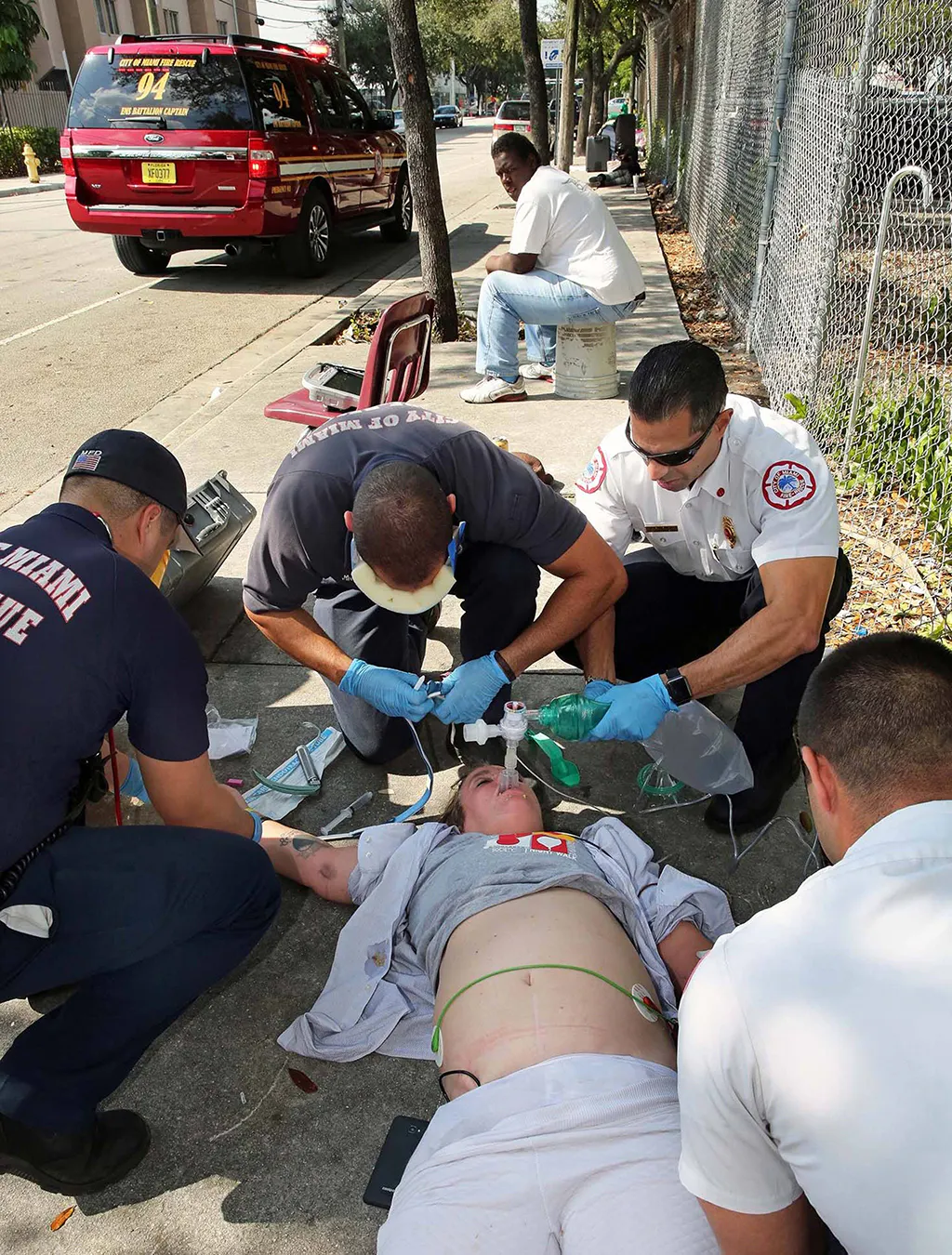Sanitäter in den USA versuchen auf offener Straße einen Fentanylabhängigen wiederzubeleben.
