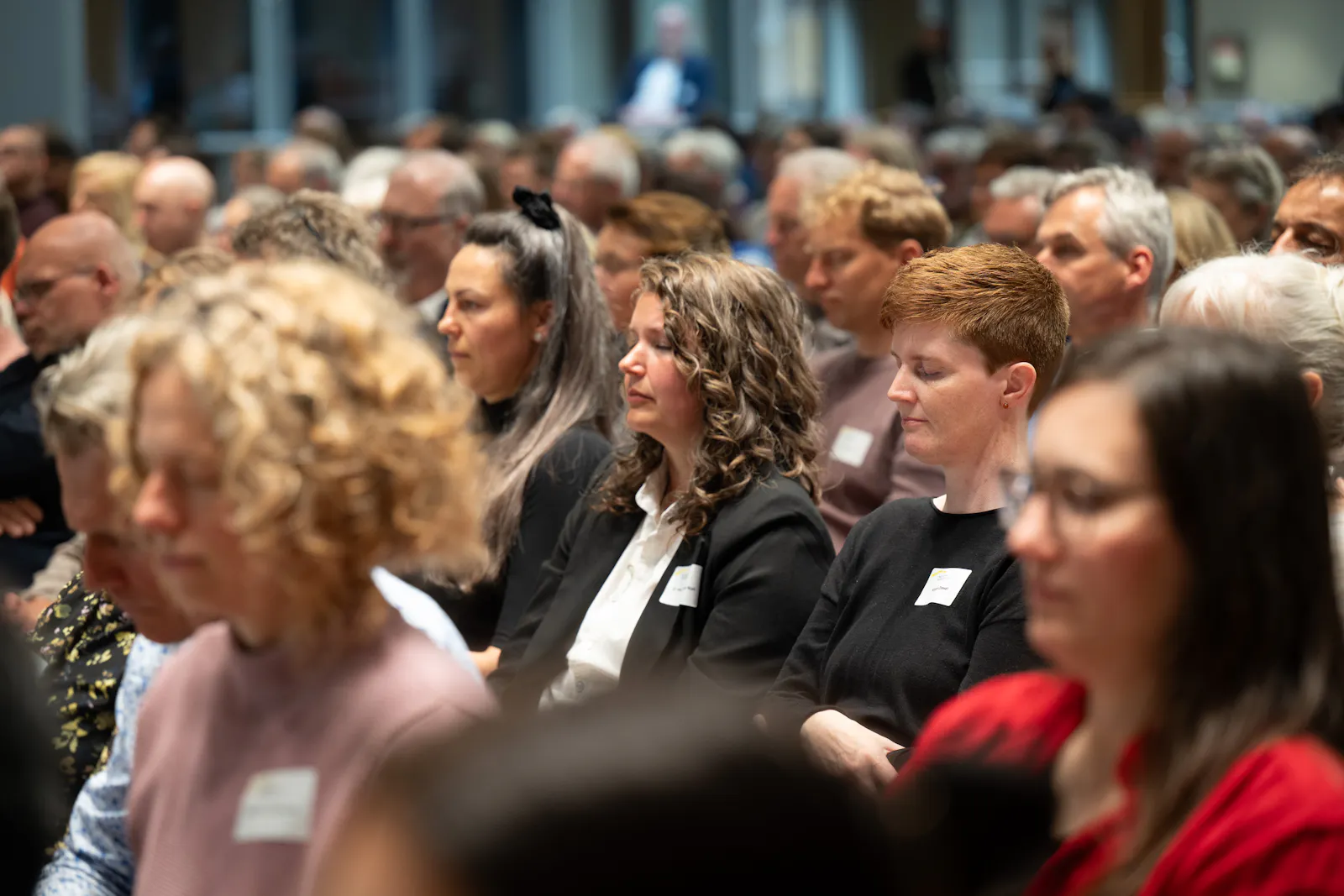 350 Kongress-Besucher meditieren gemeinsam.