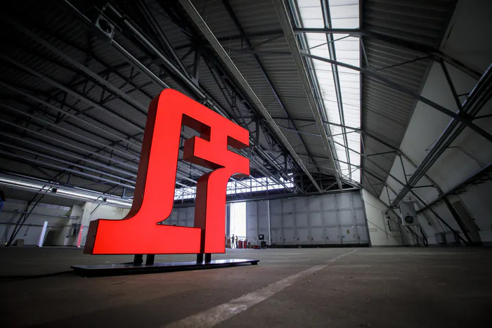 Ein Fremdkörper im leeren Raum? Die Eröffnung des Lausitz Festival 2023 im Hangar 1 in Cottbus. Foto: Nicolai Schmid