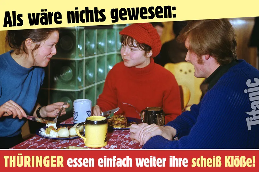 Drei Menschen sitzen an einem Tisch und essen Klöße, dabei schauen sie zufrieden. Dazu der Text: »Als wäre nichts gewesen: Thüringer essen einfach weiter ihre scheiß Klöße!«