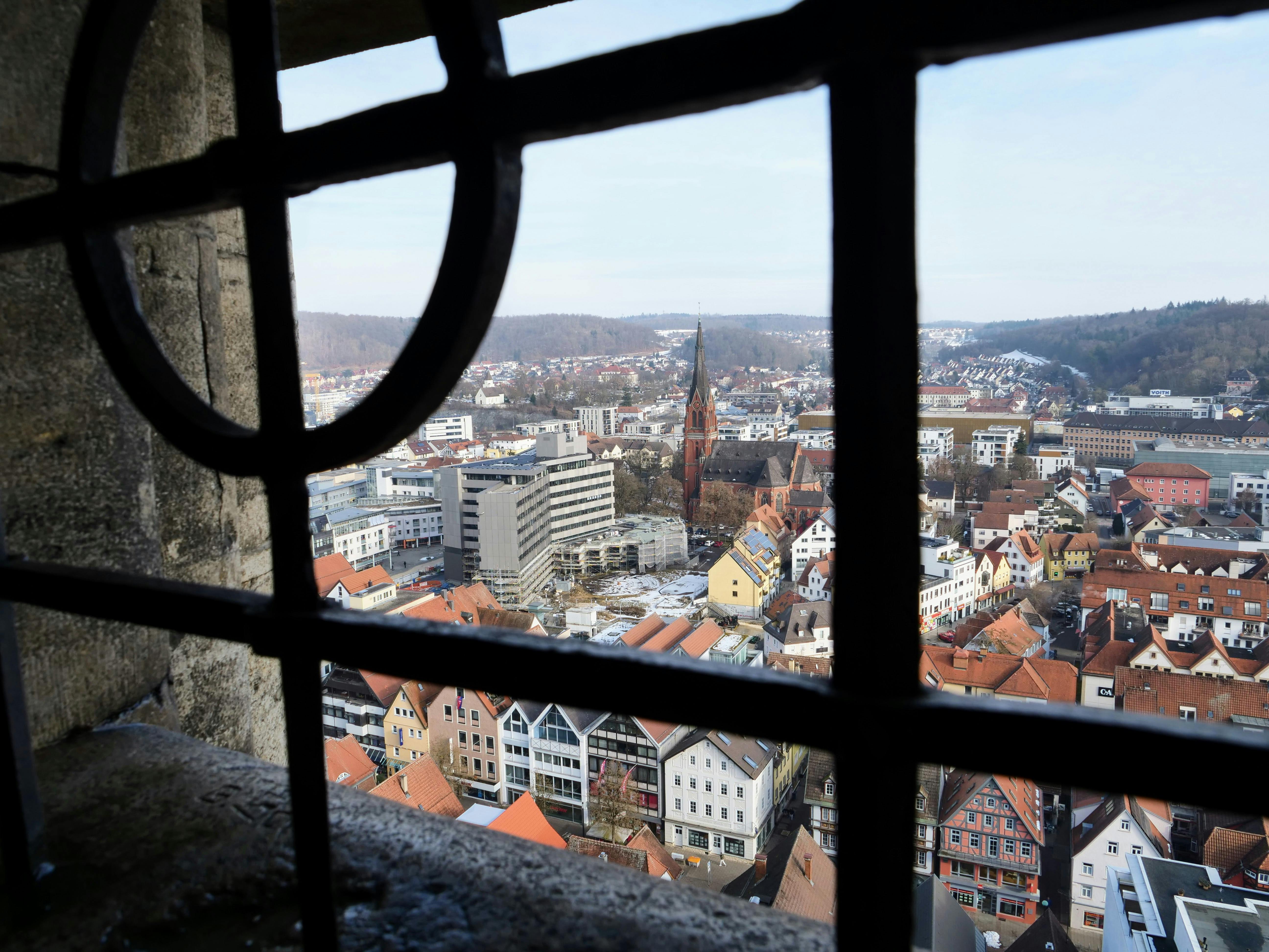 Viele VfB-Fans, vermutlich auch etliche aus Stuttgart-Ost, fahren am Sonntag nach Heidenheim. Der Weg zum Stadion dort kann auch über Schloss Hellenstein über der Stadt führen, Aussicht inklusive. Foto: Jürgen Brand