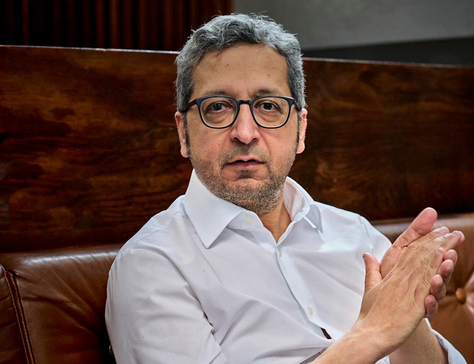 Mit „Khemji – Eine indische Tragödie“ von Waseem Hussain eröffnen wir unseren zweimal jährlich stattfindenden Monat mit ausschließlich Kurzgeschichten. Ein Text, der auf engstem Raum soziale Ordnung, Schuld und Verdrängung verdichtet:   Konzentration statt Ausführung, Nachhall statt Auflösung...