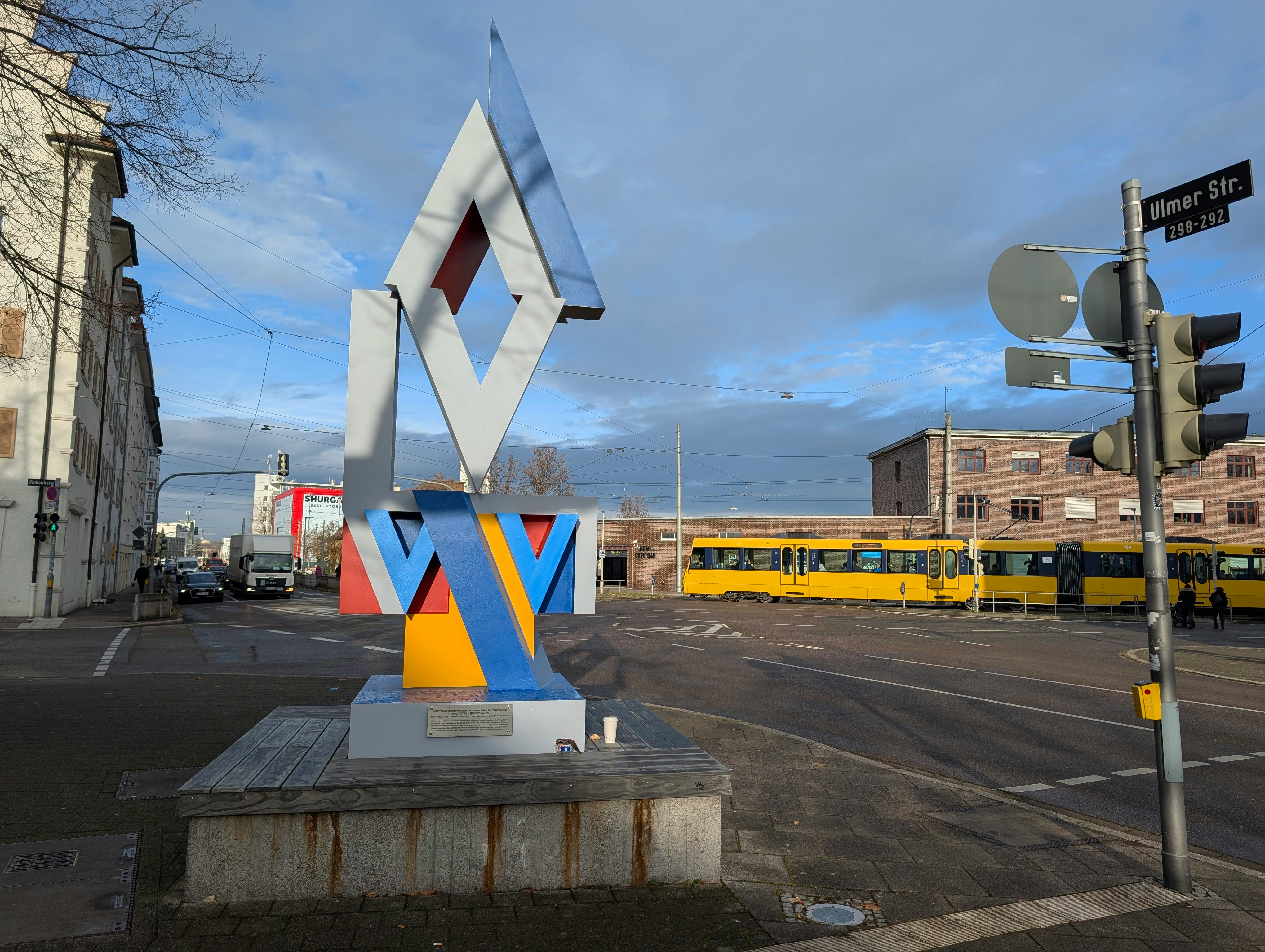 Die Hajek-Skulptur am Ortseingang zum "alten" Wangener Zentrum leuchtet wieder in den Originalfarben. Foto: Jürgen Brand